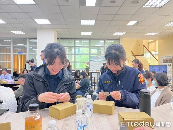 ▲▼台中警四分局慶祝婦女節，策劃手作鋼鐵花展現「鋼」強柔美的精神。（圖／警方提供，下同）