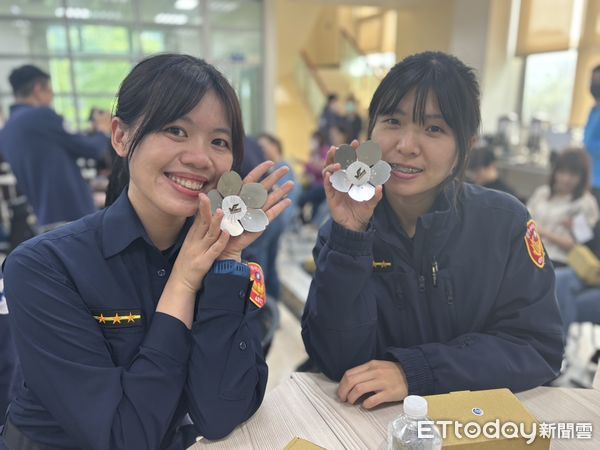 ▲▼台中警四分局慶祝婦女節，策劃手作鋼鐵花展現「鋼」強柔美的精神。（圖／警方提供，下同）