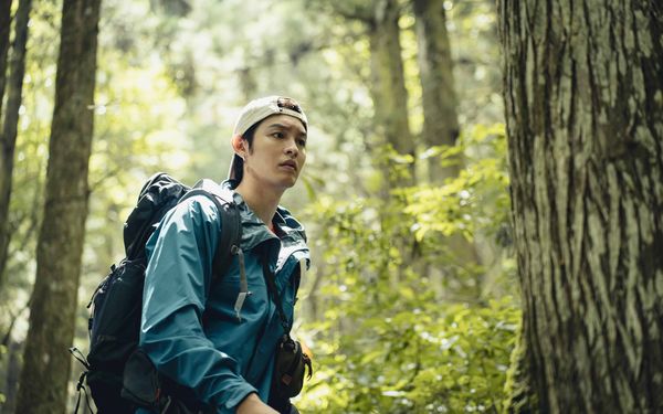 ▲《山忌 黃衣小飛俠》劇照05 故事從劉以豪(左一始)、袁澧林、曹佑寧飾演的登山社好友上山迷路後展開，揭開山林中的恐怖禁忌。（圖／威視電影提供）