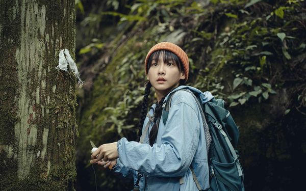 ▲《山忌 黃衣小飛俠》劇照05 故事從劉以豪(左一始)、袁澧林、曹佑寧飾演的登山社好友上山迷路後展開，揭開山林中的恐怖禁忌。（圖／威視電影提供）