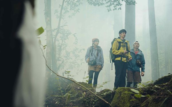▲《山忌 黃衣小飛俠》劇照05 故事從劉以豪(左一始)、袁澧林、曹佑寧飾演的登山社好友上山迷路後展開，揭開山林中的恐怖禁忌。（圖／威視電影提供）