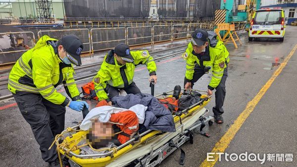 ▲台船基隆廠區意外！22歲女員工1樓高摔落。（圖／記者郭世賢翻攝）