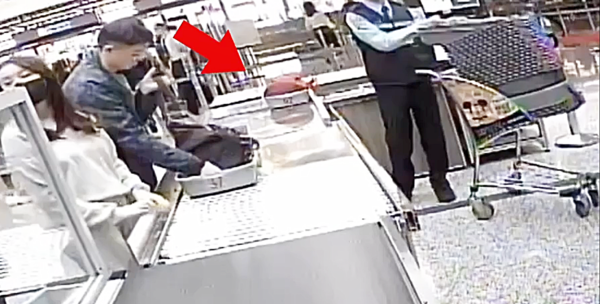 ▲黃姓旅客今年1月29日前往日本滑雪度假，在桃園機場第二航廈安檢時，將隨身背包遺忘在安檢站上（箭頭處）。（圖／航警局提供）