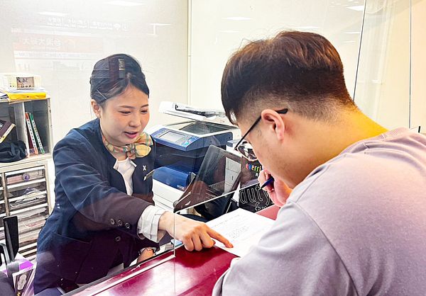 ▲黃姓旅客返國2月初返台後在機場遺失物招領處詢問，服務人員請其填寫資料後將背包物歸原主。（圖／航警局提供）