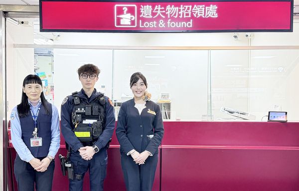 ▲黃姓旅客遺失背包失而復得，對於航警與遺失物招領處人員貼心服務感謝再三。（圖／航警局提供）