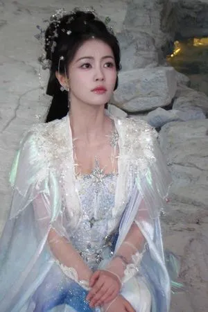 ▲白鹿首次挑戰「醜」造型。（圖／翻攝自《北上》預告、白鹿微博）