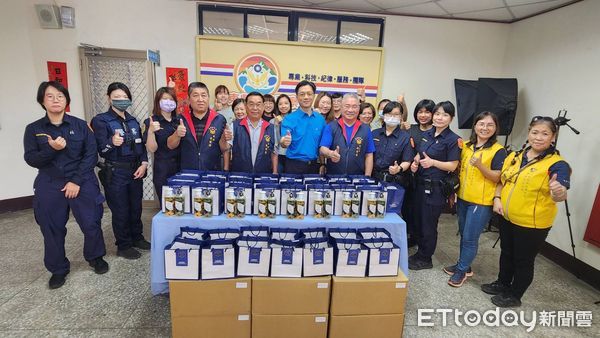 ▲東港警友辦事處慰勞女警、志工贈禮品             。（圖／記者陳崑福翻攝）