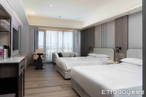 ▲義大皇家酒店以現代簡約的風格為基調，全新整修的「花園家庭房」。（圖／記者許宥孺翻攝）