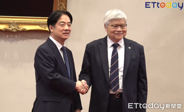 ▲▼總統賴清德偕同台積電董事長魏哲家召開記者會，握手合照。（圖／翻攝直播）