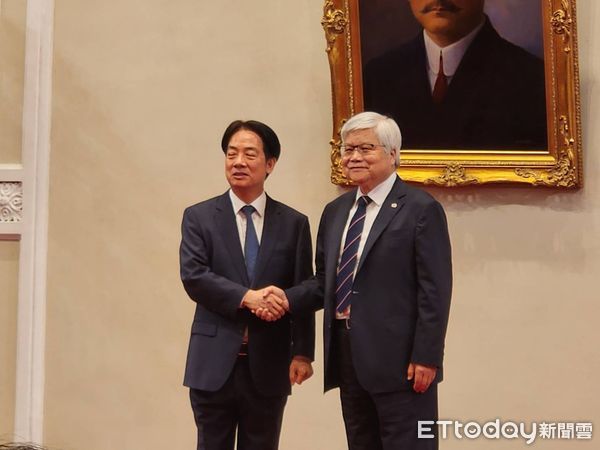 ▲▼總統賴清德偕同台積電董事長魏哲家召開記者會，握手合照。（圖／記者陳家祥攝）