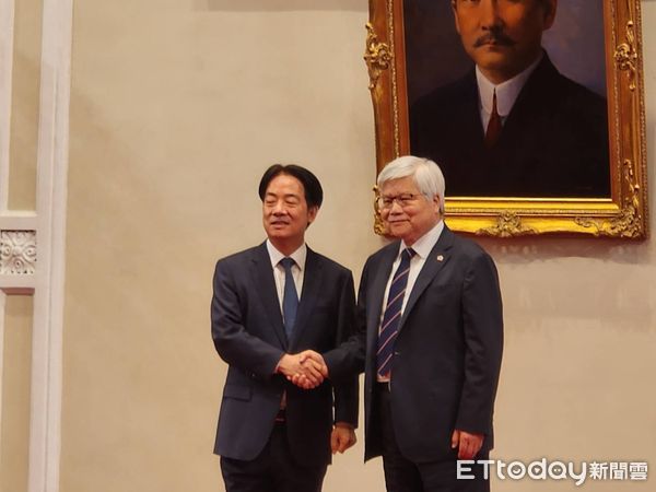 ▲▼總統賴清德偕同台積電董事長魏哲家召開記者會，握手合照。（圖／記者陳家祥攝）