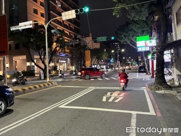 ▲40歲女子駕駛自小客車，在北區長榮路四段58巷口，左轉長榮路4段時，疑未禮讓行人，碰撞在路上行走的30歲的女子，造成女子右腳挫傷。（圖／記者林東良翻攝，下同）