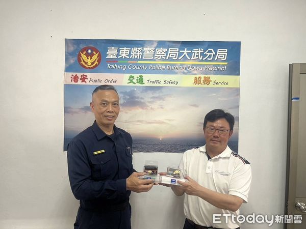 ▲暖心業者致贈警用裝備。（圖／記者楊漢聲翻攝）