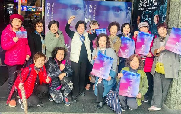 ▲陳淑芳率「千歲團」看《殺夫》。（圖／海鵬提供）