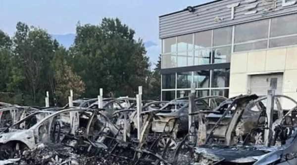 ▲特斯拉充電樁遭到燒毀。（圖／翻攝自X／michaelden25711）