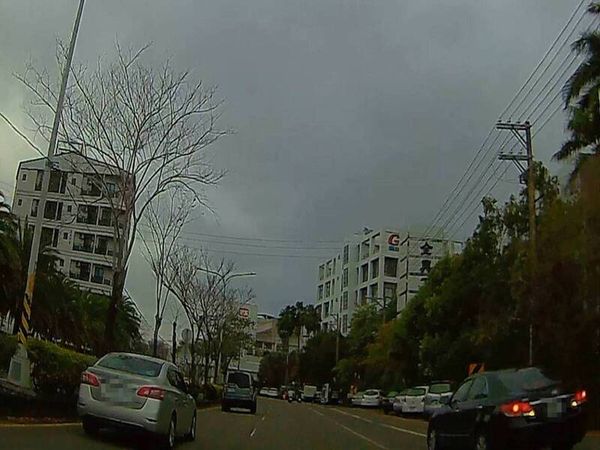 ▲遇酒測，黑色轎車倒車300米逃竄。（圖／民眾提供）