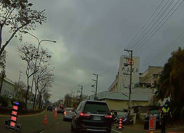 ▲遇酒測，黑色轎車倒車300米逃竄。（圖／民眾提供）