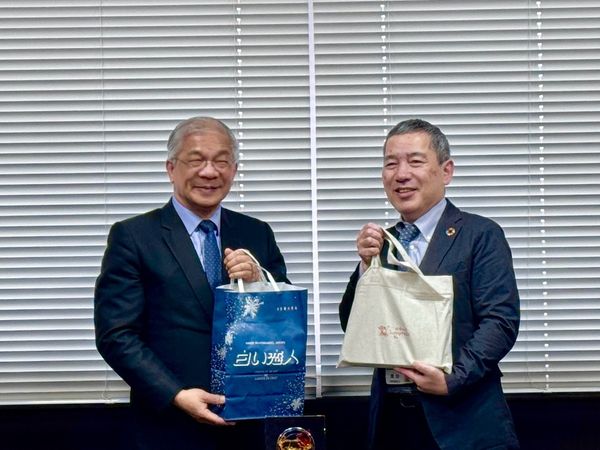 ▲ 世新校長陳清河（左）與奧田理事務局長交換當地代表性伴手禮，以表友好情誼。（圖／世新大學提供）