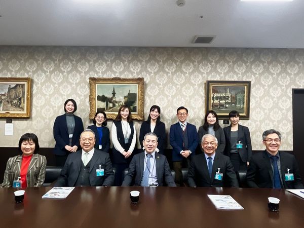▲ 似鳥國際獎學財團與世新大學校方共同留念，歡慶本次致謝儀式圓滿。（圖／世新大學提供）