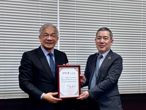 ▲ 校長陳清河致贈感謝狀，由奧田理事務局長代表接收，感謝似鳥國際獎學財團。（圖／世新大學提供）