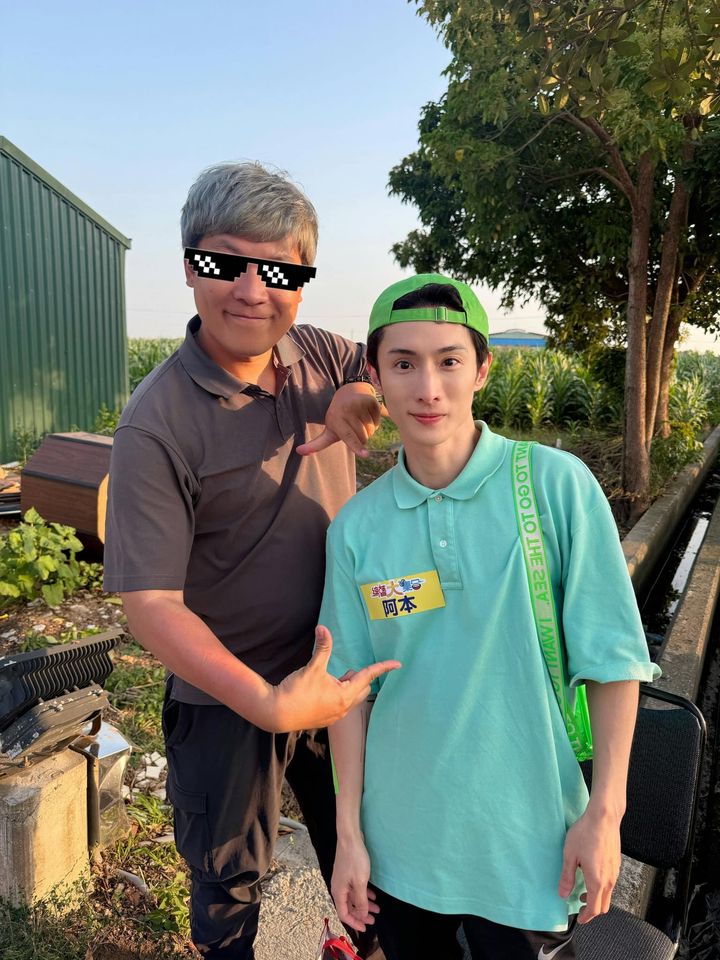 ▲阿本與高中同學的合照。（圖／翻攝自Facebook／阿本本人）