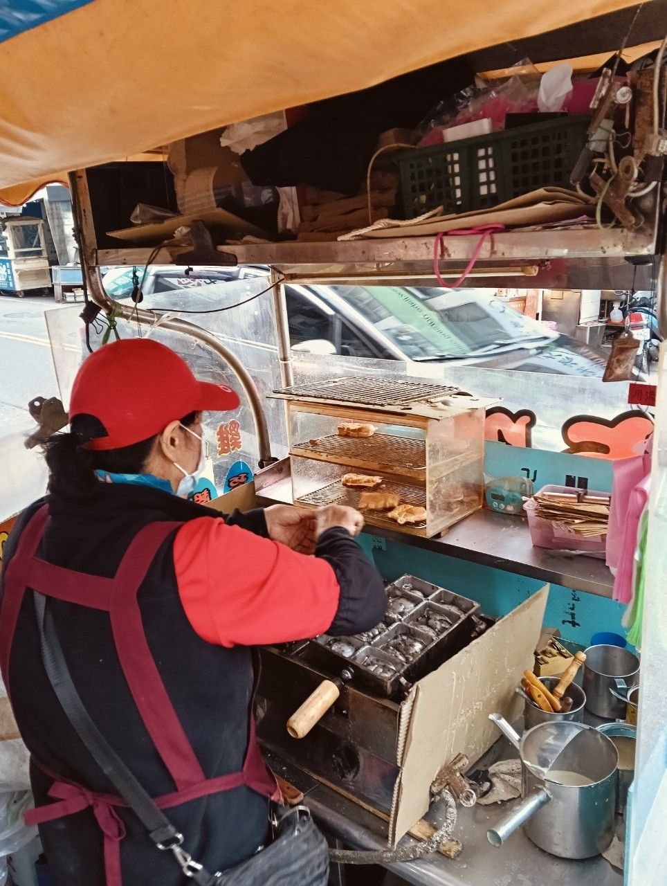 ▲▼新北板橋美食-卡哇依雞蛋糕-不起眼的路邊小攤子，雞蛋糕一顆五元好多人排隊。（圖／部落客芽月授權提供）