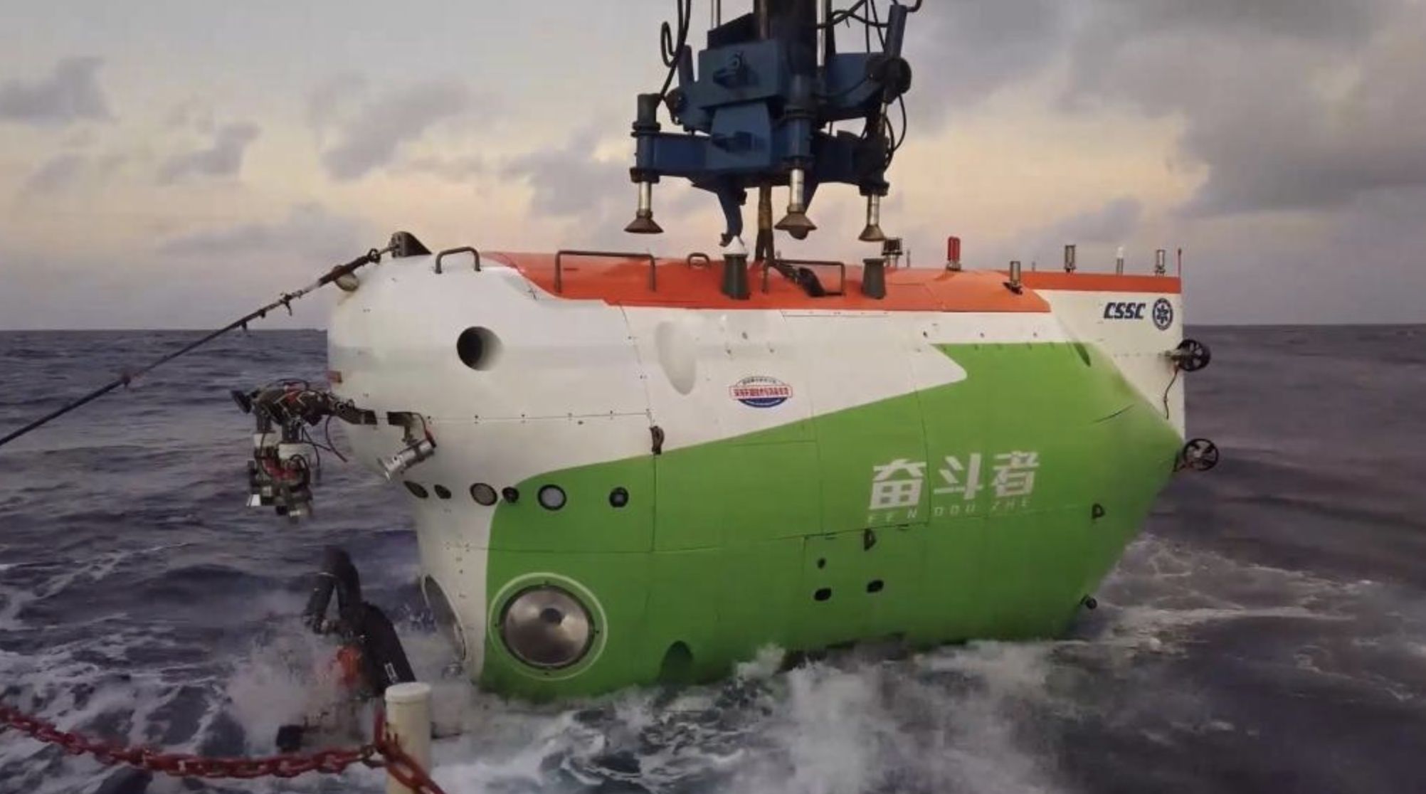 ▲大陸科學家在馬里亞納海溝進行超深淵生物多樣性研究。（圖／翻攝澎湃新聞）