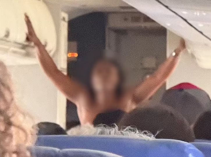 ▲▼女子「機艙內脫光光」全裸奔跑25分鐘！　整片肉色畫面曝。（圖／翻攝自Ｘ）