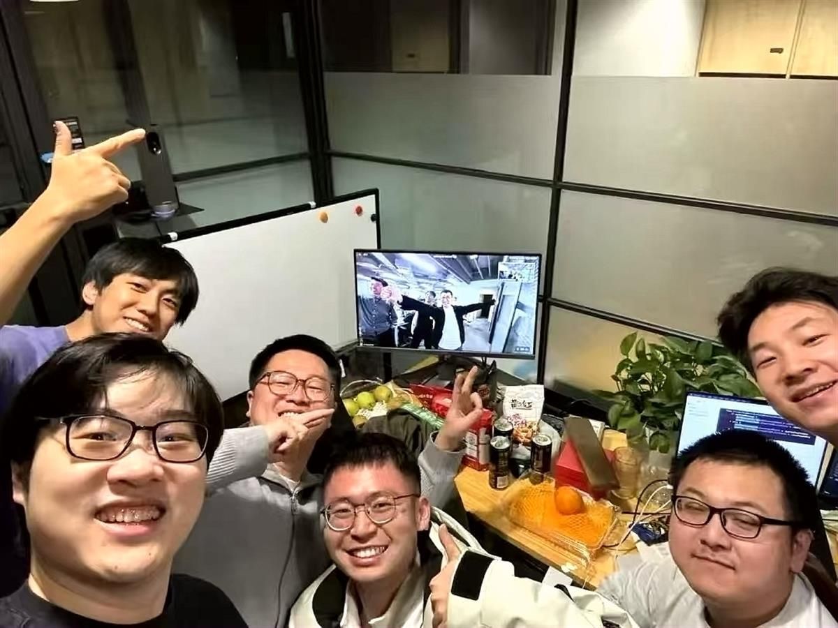 ▲肖弘（圖中）與其工作夥伴合影。（圖／翻攝微博）