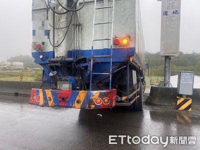 台13線銅鑼段大貨車緩速轉彎 機車猛衝「撞進車底」驚險畫面曝