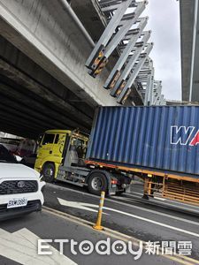 沒注意限高!貨櫃車經內湖「卡國道橋墩」 硬倒退刮出一地水泥屑