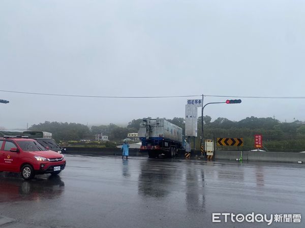 ▲載運飼料大貨車轉彎進支線道路時，機車衝撞貨車後鑽進車底，騎士大腿骨折送醫。（圖／記者楊永盛翻攝）