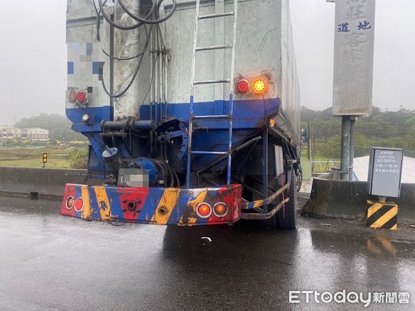 ▲載運飼料大貨車轉彎進支線道路時，機車衝撞貨車後鑽進車底，騎士大腿骨折送醫。（圖／記者楊永盛翻攝）