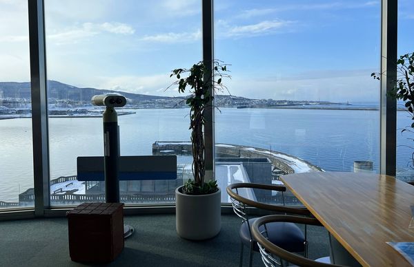 ▲▼北海道流冰景觀最棒的咖啡館！值得遠赴一趟的360度流冰海景與咖啡鬆餅時光｜紋別海洋交流中心的鄂霍次克氷海展望塔與Companio Cafe。（圖／部落客CJ夫人授權提供）