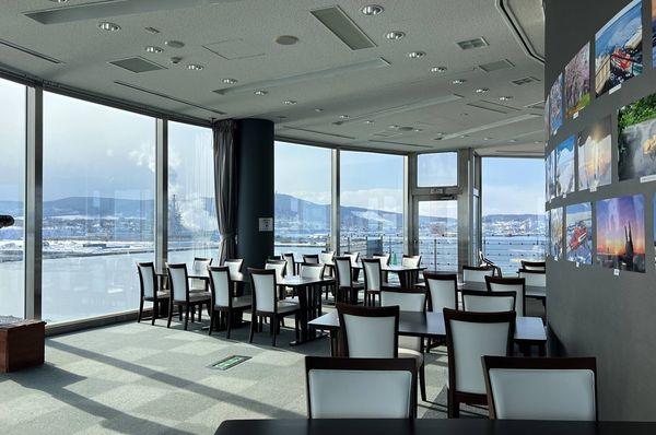 ▲▼北海道流冰景觀最棒的咖啡館！值得遠赴一趟的360度流冰海景與咖啡鬆餅時光｜紋別海洋交流中心的鄂霍次克氷海展望塔與Companio Cafe。（圖／部落客CJ夫人授權提供）