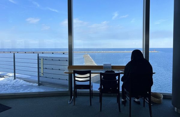 ▲▼北海道流冰景觀最棒的咖啡館！值得遠赴一趟的360度流冰海景與咖啡鬆餅時光｜紋別海洋交流中心的鄂霍次克氷海展望塔與Companio Cafe。（圖／部落客CJ夫人授權提供）