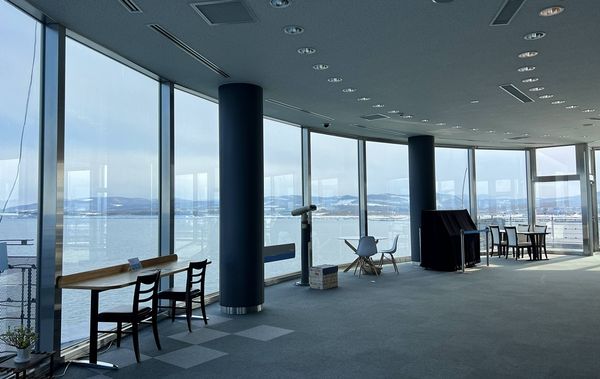 ▲▼北海道流冰景觀最棒的咖啡館！值得遠赴一趟的360度流冰海景與咖啡鬆餅時光｜紋別海洋交流中心的鄂霍次克氷海展望塔與Companio Cafe。（圖／部落客CJ夫人授權提供）