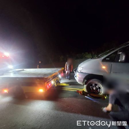 ▲恆春警分局長樂派出所警員潘柏恩協助法籍男子拖吊車輛             。（圖／記者陳崑福翻攝）