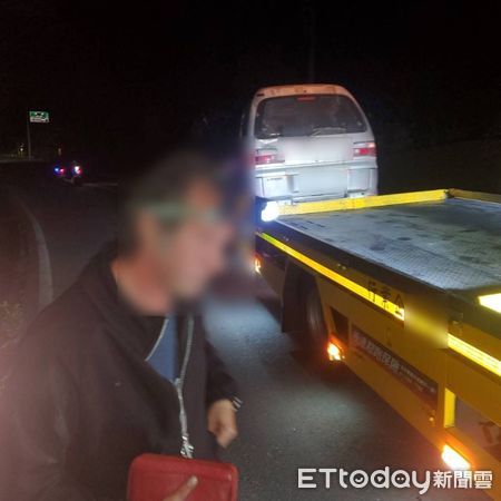 ▲恆春警分局長樂派出所警員潘柏恩協助法籍男子拖吊車輛             。（圖／記者陳崑福翻攝）