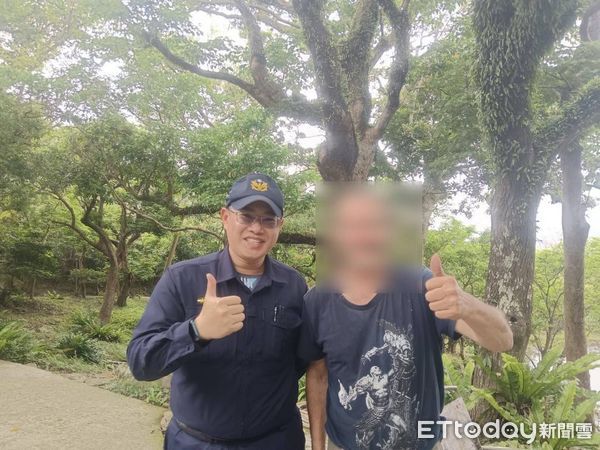 ▲恆春警分局長樂派出所警員潘柏恩協助法籍男子拖吊車輛             。（圖／記者陳崑福翻攝）