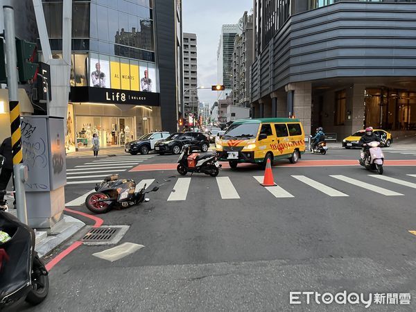 ▲▼1輛娃娃車路口要左轉擋住視線，造成2輛機車擦撞倒地手腳擦傷。（圖／民眾提供，下同）