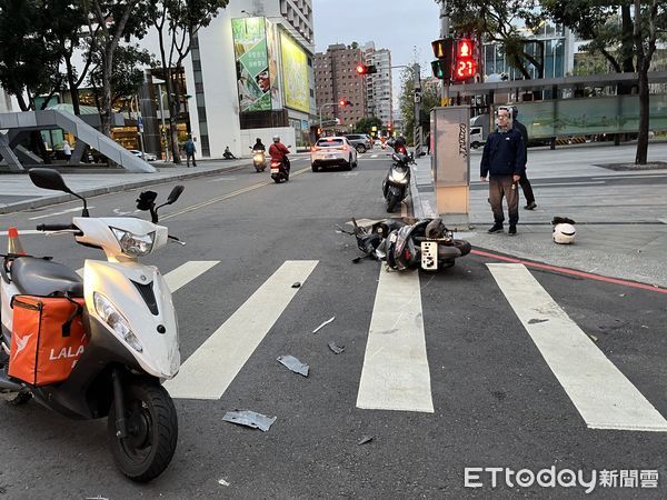 ▲▼1輛娃娃車路口要左轉擋住視線，造成2輛機車擦撞倒地手腳擦傷。（圖／民眾提供，下同）
