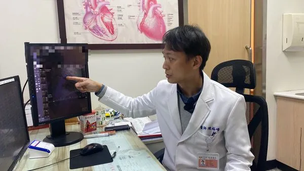 ▲▼員榮醫院心臟內科陳裕峰主任解釋患者左前降支、左迴旋支及右冠狀動脈三條血管均嚴重阻塞。（圖／員榮醫院提供）