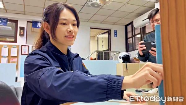 ▲基隆警花鄭軒亘神似舒淇。（圖／記者郭世賢翻攝）