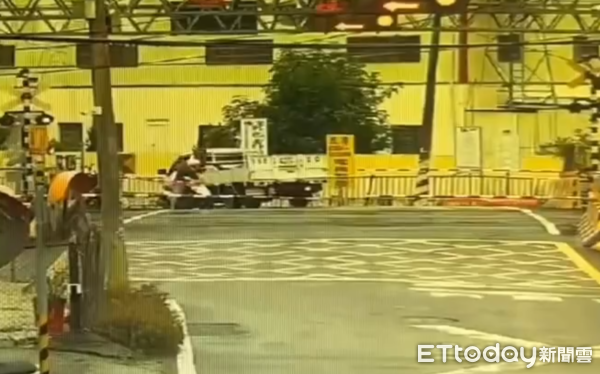 ▲▼彰化一輛小貨車撞斷平交道遮斷桿逃逸，被員警開出3張罰單            。（圖／記者唐詠絮翻攝）