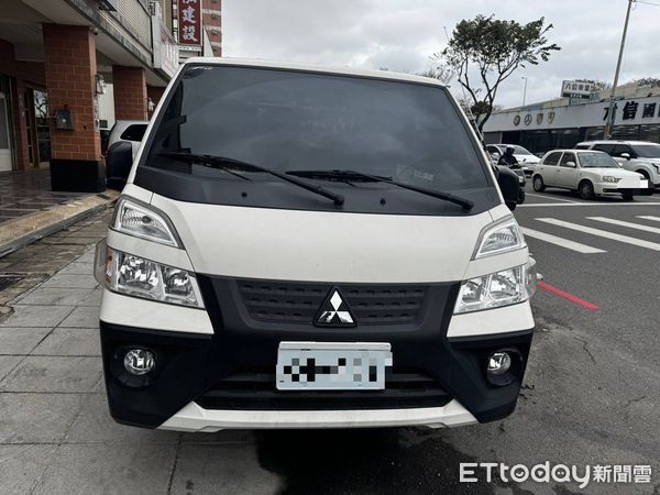 ▲▼彰化一輛小貨車撞斷平交道遮斷桿逃逸，被員警開出3張罰單            。（圖／記者唐詠絮翻攝）