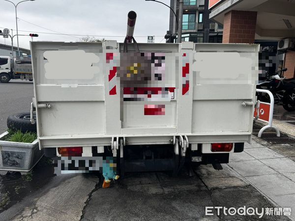 ▲▼彰化一輛小貨車撞斷平交道遮斷桿逃逸，被員警開出3張罰單            。（圖／記者唐詠絮翻攝）