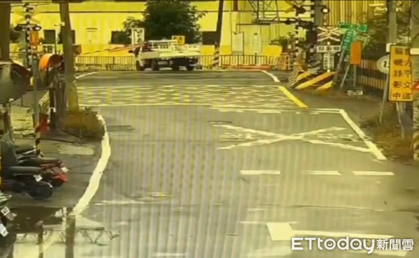 ▲▼彰化一輛小貨車撞斷平交道遮斷桿逃逸，被員警開出3張罰單            。（圖／記者唐詠絮翻攝）