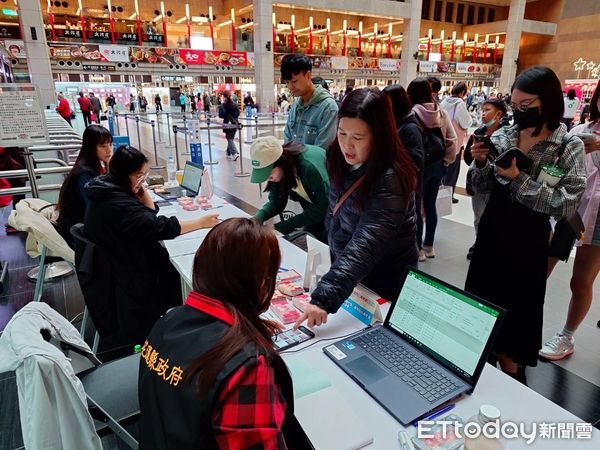 ▲民眾預訂實名制返鄉專車於台北火車站領票。（圖／花蓮縣政府提供資料照片）