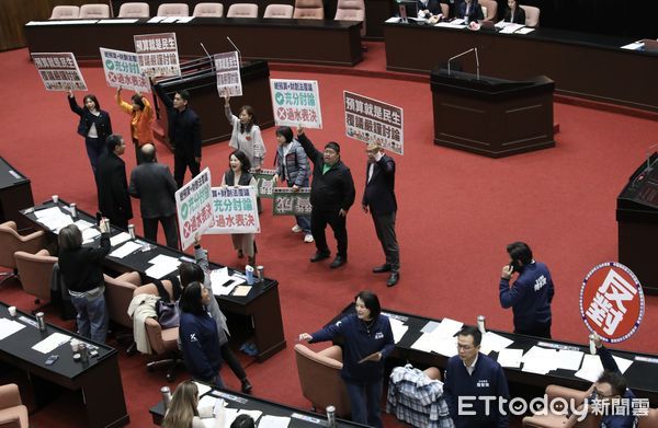 ▲▼行政院提總預算 財劃法  覆議案日程 表決  民進黨提議遭國民黨反對 民進黨團舉手板表達立場  立法院院會。（圖／記者屠惠剛攝）
